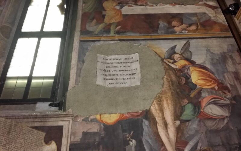 Chiesa di San Cristoforo: Cartiglio in ricordo dell'assedio francese del 1704