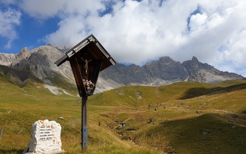 Crocifissi sulle Montagne: Un Ponte fra Passato e Futuro