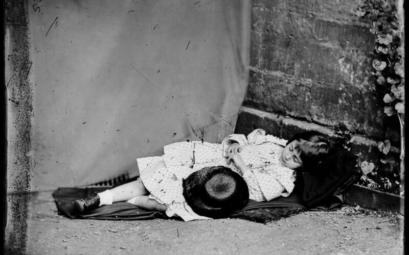 Dietro l’obiettivo di Lewis Carroll: un lato inedito del creatore di ‘Alice nel Paese delle Meraviglie’