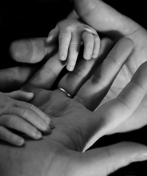 La Famiglia: Una Cellula Polimorfa della Società Umana