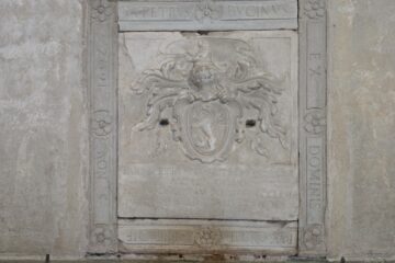 La Lapide Funeraria di Pietro Bucini nella Basilica di Sant’Andrea a Vercelli: Un’Eredità di Pietra e Fede