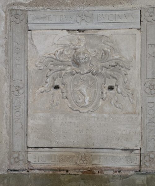 La Lapide Funeraria di Pietro Bucini nella Basilica di Sant’Andrea a Vercelli: Un’Eredità di Pietra e Fede